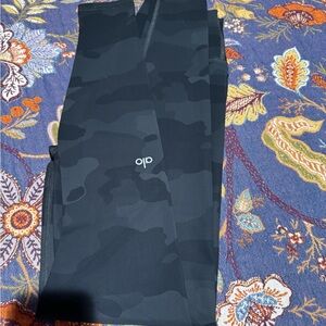 ALO Yoga Dark Camo Leggings